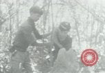 Immagine di Il Viet Cong cablaggio turni di artiglieria per trappole e dispositivo esplosivo Il Vietnam, 1965, secondo 49 filmato di repertorio 65675032695