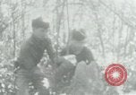 Immagine di Il Viet Cong cablaggio turni di artiglieria per trappole e dispositivo esplosivo Il Vietnam, 1965, secondo 50 filmato di repertorio 65675032695