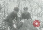 Immagine di Il Viet Cong cablaggio turni di artiglieria per trappole e dispositivo esplosivo Il Vietnam, 1965, secondo 51 filmato di repertorio 65675032695