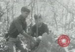 Immagine di Il Viet Cong cablaggio turni di artiglieria per trappole e dispositivo esplosivo Il Vietnam, 1965, secondo 52 filmato di repertorio 65675032695
