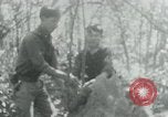Immagine di Il Viet Cong cablaggio turni di artiglieria per trappole e dispositivo esplosivo Il Vietnam, 1965, secondo 53 filmato di repertorio 65675032695
