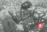 Immagine di Il Viet Cong cablaggio turni di artiglieria per trappole e dispositivo esplosivo Il Vietnam, 1965, secondo 54 filmato di repertorio 65675032695
