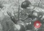Immagine di Il Viet Cong cablaggio turni di artiglieria per trappole e dispositivo esplosivo Il Vietnam, 1965, secondo 56 filmato di repertorio 65675032695