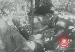 Immagine di Il Viet Cong cablaggio turni di artiglieria per trappole e dispositivo esplosivo Il Vietnam, 1965, secondo 57 filmato di repertorio 65675032695