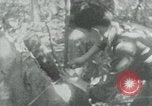 Immagine di Il Viet Cong cablaggio turni di artiglieria per trappole e dispositivo esplosivo Il Vietnam, 1965, secondo 58 filmato di repertorio 65675032695