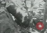 Immagine di Il Viet Cong cablaggio turni di artiglieria per trappole e dispositivo esplosivo Il Vietnam, 1965, secondo 59 filmato di repertorio 65675032695