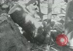 Immagine di Il Viet Cong cablaggio turni di artiglieria per trappole e dispositivo esplosivo Il Vietnam, 1965, secondo 60 filmato di repertorio 65675032695