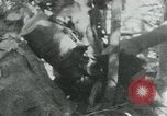 Immagine di Il Viet Cong cablaggio turni di artiglieria per trappole e dispositivo esplosivo Il Vietnam, 1965, secondo 62 filmato di repertorio 65675032695