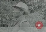 Immagine di Vietcong punti 45 calibro pistola automatica Il Vietnam, 1965, secondo 1 filmato di repertorio 65675032696