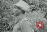 Immagine di Vietcong punti 45 calibro pistola automatica Il Vietnam, 1965, secondo 5 filmato di repertorio 65675032696