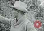 Immagine di Vietcong punti 45 calibro pistola automatica Il Vietnam, 1965, secondo 8 filmato di repertorio 65675032696