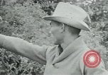 Immagine di Vietcong punti 45 calibro pistola automatica Il Vietnam, 1965, secondo 9 filmato di repertorio 65675032696