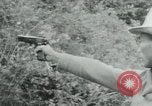 Immagine di Vietcong punti 45 calibro pistola automatica Il Vietnam, 1965, secondo 10 filmato di repertorio 65675032696