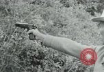 Immagine di Vietcong punti 45 calibro pistola automatica Il Vietnam, 1965, secondo 11 filmato di repertorio 65675032696