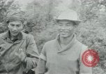 Immagine di Vietcong punti 45 calibro pistola automatica Il Vietnam, 1965, secondo 12 filmato di repertorio 65675032696