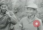 Immagine di Vietcong punti 45 calibro pistola automatica Il Vietnam, 1965, secondo 13 filmato di repertorio 65675032696