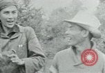 Immagine di Vietcong punti 45 calibro pistola automatica Il Vietnam, 1965, secondo 14 filmato di repertorio 65675032696