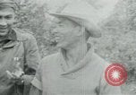 Immagine di Vietcong punti 45 calibro pistola automatica Il Vietnam, 1965, secondo 15 filmato di repertorio 65675032696