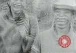 Immagine di Vietcong punti 45 calibro pistola automatica Il Vietnam, 1965, secondo 16 filmato di repertorio 65675032696