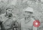 Immagine di Vietcong punti 45 calibro pistola automatica Il Vietnam, 1965, secondo 18 filmato di repertorio 65675032696