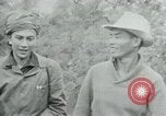 Immagine di Vietcong punti 45 calibro pistola automatica Il Vietnam, 1965, secondo 19 filmato di repertorio 65675032696