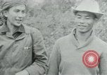 Immagine di Vietcong punti 45 calibro pistola automatica Il Vietnam, 1965, secondo 20 filmato di repertorio 65675032696