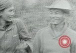 Immagine di Vietcong punti 45 calibro pistola automatica Il Vietnam, 1965, secondo 21 filmato di repertorio 65675032696