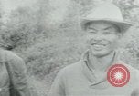 Immagine di Vietcong punti 45 calibro pistola automatica Il Vietnam, 1965, secondo 22 filmato di repertorio 65675032696