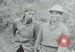 Immagine di Vietcong punti 45 calibro pistola automatica Il Vietnam, 1965, secondo 24 filmato di repertorio 65675032696