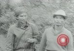 Immagine di Vietcong punti 45 calibro pistola automatica Il Vietnam, 1965, secondo 26 filmato di repertorio 65675032696