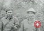Immagine di Vietcong punti 45 calibro pistola automatica Il Vietnam, 1965, secondo 27 filmato di repertorio 65675032696