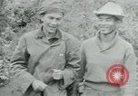 Immagine di Vietcong punti 45 calibro pistola automatica Il Vietnam, 1965, secondo 29 filmato di repertorio 65675032696