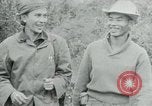Immagine di Vietcong punti 45 calibro pistola automatica Il Vietnam, 1965, secondo 30 filmato di repertorio 65675032696