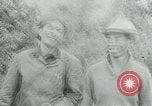 Immagine di Vietcong punti 45 calibro pistola automatica Il Vietnam, 1965, secondo 32 filmato di repertorio 65675032696