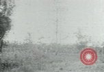 Immagine di Vietcong punti 45 calibro pistola automatica Il Vietnam, 1965, secondo 36 filmato di repertorio 65675032696