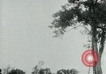 Immagine di Vietcong punti 45 calibro pistola automatica Il Vietnam, 1965, secondo 50 filmato di repertorio 65675032696