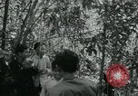Immagine di Famiglia vietnamita che trasportano derrate alimentari e forniture in Viet Cong camp in Il Vietnam, 1965, secondo 3 filmato di repertorio 65675032697