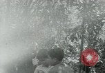 Immagine di Famiglia vietnamita che trasportano derrate alimentari e forniture in Viet Cong camp in Il Vietnam, 1965, secondo 4 filmato di repertorio 65675032697