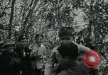 Immagine di Famiglia vietnamita che trasportano derrate alimentari e forniture in Viet Cong camp in Il Vietnam, 1965, secondo 5 filmato di repertorio 65675032697