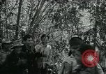 Immagine di Famiglia vietnamita che trasportano derrate alimentari e forniture in Viet Cong camp in Il Vietnam, 1965, secondo 6 filmato di repertorio 65675032697