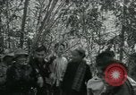 Immagine di Famiglia vietnamita che trasportano derrate alimentari e forniture in Viet Cong camp in Il Vietnam, 1965, secondo 7 filmato di repertorio 65675032697