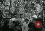 Immagine di Famiglia vietnamita che trasportano derrate alimentari e forniture in Viet Cong camp in Il Vietnam, 1965, secondo 9 filmato di repertorio 65675032697