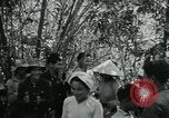 Immagine di Famiglia vietnamita che trasportano derrate alimentari e forniture in Viet Cong camp in Il Vietnam, 1965, secondo 10 filmato di repertorio 65675032697