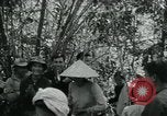 Immagine di Famiglia vietnamita che trasportano derrate alimentari e forniture in Viet Cong camp in Il Vietnam, 1965, secondo 11 filmato di repertorio 65675032697