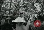 Immagine di Famiglia vietnamita che trasportano derrate alimentari e forniture in Viet Cong camp in Il Vietnam, 1965, secondo 12 filmato di repertorio 65675032697