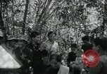 Immagine di Famiglia vietnamita che trasportano derrate alimentari e forniture in Viet Cong camp in Il Vietnam, 1965, secondo 13 filmato di repertorio 65675032697