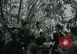 Immagine di Famiglia vietnamita che trasportano derrate alimentari e forniture in Viet Cong camp in Il Vietnam, 1965, secondo 14 filmato di repertorio 65675032697