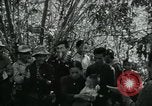 Immagine di Famiglia vietnamita che trasportano derrate alimentari e forniture in Viet Cong camp in Il Vietnam, 1965, secondo 15 filmato di repertorio 65675032697