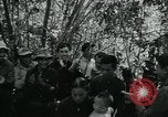 Immagine di Famiglia vietnamita che trasportano derrate alimentari e forniture in Viet Cong camp in Il Vietnam, 1965, secondo 16 filmato di repertorio 65675032697