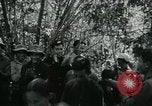 Immagine di Famiglia vietnamita che trasportano derrate alimentari e forniture in Viet Cong camp in Il Vietnam, 1965, secondo 17 filmato di repertorio 65675032697